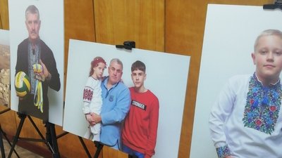 У Житомирі покажуть фотовиставку зі світлинами батьків і дітей загиблих героїв У Житомирі покажуть фотовиставку зі світлинами батьків і дітей загиблих героїв