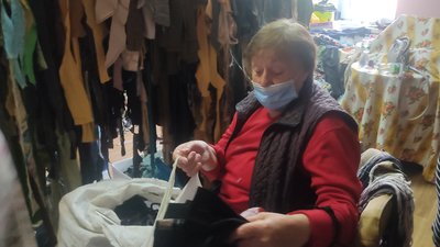 Більше шести тисяч квадратних метрів маскувальних сіток для військових сплели у волонтерському центрі під Житомиром Більше шести тисяч квадратних метрів маскувальних сіток для військових сплели у волонтерському центрі під Житомиром