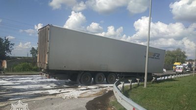 На Львівщині зіткнулися бензовоз та вантажівка: рух тимчасово перекрито На Львівщині зіткнулися бензовоз та вантажівка: рух тимчасово перекрито