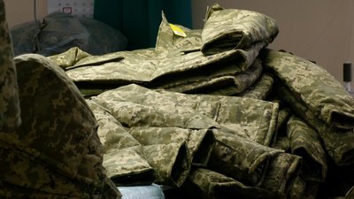 Понад 100 курток на день: у Чернігові підприємство шиє форму для ЗСУ
