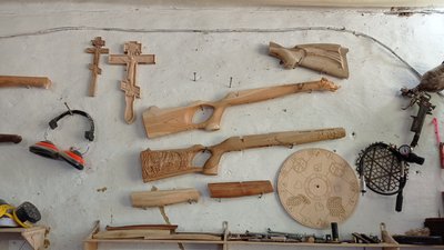 На Полтавщині родина Одиниць виготовляє дерев’яні картини та приклади до рушниць На Полтавщині родина Одиниць виготовляє дерев’яні картини та приклади до рушниць