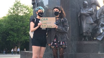 Вулична музика в саду Шевченка: "Правий сектор" вийшов на захист бандуриста Вулична музика в саду Шевченка: "Правий сектор" вийшов на захист бандуриста