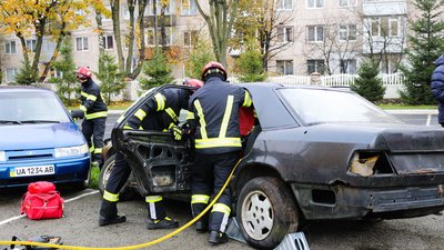 Три аварійно-рятувальні автомобілі отримали пожежники Тернопільщини Три аварійно-рятувальні автомобілі отримали пожежники Тернопільщини