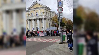 Мітингувальники тимчасово перекривали рух транспорту вулицею Велика Бердичівська Мітингувальники тимчасово перекривали рух транспорту вулицею Велика Бердичівська