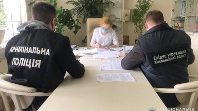 Звільнено лікарку Хмельницького перинатального центру, яку підозрюють у торгівлі людьми