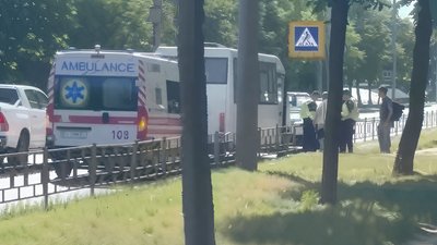 ДТП у Чернігові: госпіталізували дівчину, яку збила маршрутка