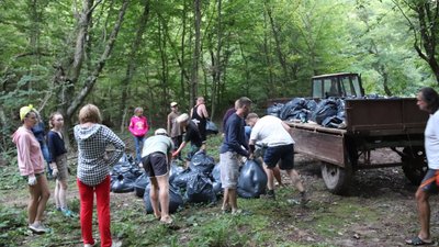 Близько півтори тонни сміття зібрали прикарпатські волонтери на березі Дністра