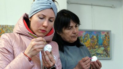 У Дрогобичі на Львівщині створювали писанки для українських військових – фоторепортаж У Дрогобичі на Львівщині створювали писанки для українських військових – фоторепортаж