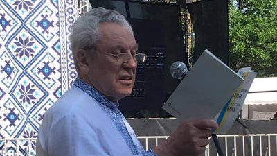 Читає мовознавець Микола Лесюк Читає мовознавець Микола Лесюк