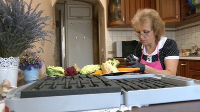 Луцька майстриня 12 років вирізає з фруктів та овочів кулінарні декорації Луцька майстриня 12 років вирізає з фруктів та овочів кулінарні декорації