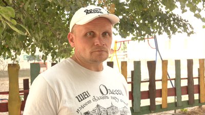 Черкащани самотужки відновлюють дитячий майданчик Черкащани самотужки відновлюють дитячий майданчик