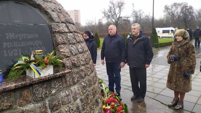 Поклали квіти і поставили лампадки. У Кропивницькому вшанували память людей які померли під час Голодомору в Україні Поклали квіти і поставили лампадки. У Кропивницькому вшанували память людей які померли під час Голодомору в Україні