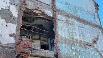 Жителі розбитого обстрілами гуртожитку на Ахієзерів у Харкові вшанували пам'ять загиблих сусідів Жителі розбитого обстрілами гуртожитку на Ахієзерів у Харкові вшанували пам'ять загиблих сусідів