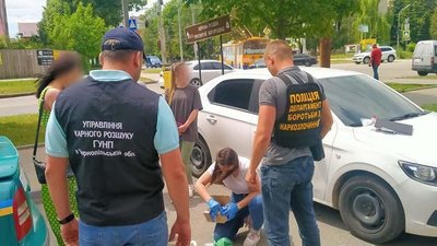 Поліцейські затримали тернополянку та її чоловіка за продаж наркотиків