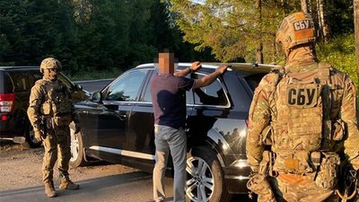 Депутат Франківської облради, який продавав авто для ЗСУ, мав "помічницю" — в СБУ розповіли подробиці затримання