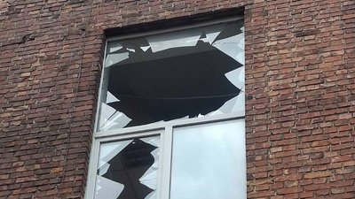 Розбите вікно художнього коледжу внаслідок атаки РФ у Харкові в ніч на 15 червня