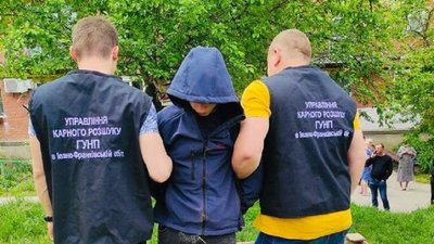 Вдарив продавчиню і поцупив з каси гроші. На Калущині неповнолітній хлопець обікрав магазин