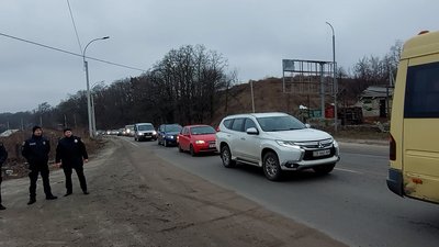 Між Черніговом і Новоселівкою близько 20 людей перекрили дорогу: що вимагають Між Черніговом і Новоселівкою близько 20 людей перекрили дорогу: що вимагають