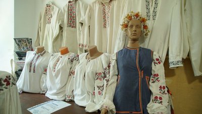"Вишиванка личить усім". У Кропивницькому в етнолабораторії влаштували фотосесію для кропивничан у вишитих сорочках "Вишиванка личить усім". У Кропивницькому в етнолабораторії влаштували фотосесію для кропивничан у вишитих сорочках