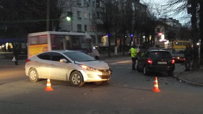 На одному з житомирських перехресть аварія – не розминулися дві автівки На одному з житомирських перехресть аварія – не розминулися дві автівки