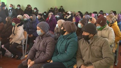 Говорити про заплановане закриття школи педагоги школи та батьки учнів вирішили в місцевому будинку культури. Фото: Суспільне Поділля Говорити про заплановане закриття школи педагоги школи та батьки учнів вирішили в місцевому будинку культури. Фото: Суспільне Поділля
