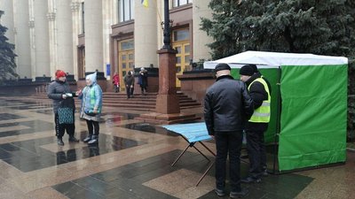 Біля Харківської обладміністрації встановили намет: збирають підписи