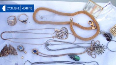 Коштовності, які вилучили у підозрюваного Коштовності, які вилучили у підозрюваного