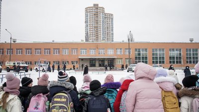 "Чому не можна ігнорувати підозрілі речі": у Києві школярів навчають мінної безпеки. Фоторепортаж