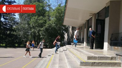 Абітурієнти заходять в університет групами по 4 людини Абітурієнти заходять в університет групами по 4 людини