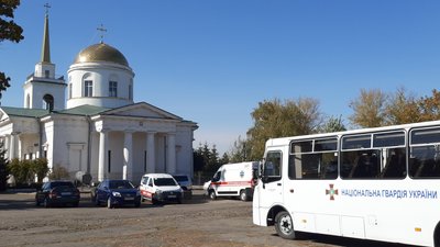 Чугуїв прощається із загиблими членами екіпажу літака Ан-26 Чугуїв прощається із загиблими членами екіпажу літака Ан-26
