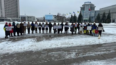 "Демобілізацію після 18 місяців служби". У Сумах родини захисників вийшли на мітинг "Демобілізацію після 18 місяців служби". У Сумах родини захисників вийшли на мітинг
