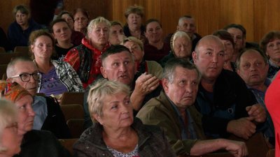 Місцеві жителі на громадських слуханнях Місцеві жителі на громадських слуханнях