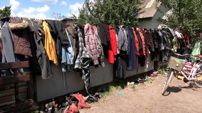 Одяг, білизна, меблі – жителька Чернігова роздає речі тим, хто втратив житло через війну Одяг, білизна, меблі – жителька Чернігова роздає речі тим, хто втратив житло через війну
