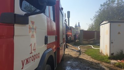 Пожежники ліквідовують пожежу на території ресторану "Чарда" на Ужгородщині Пожежники ліквідовують пожежу на території ресторану "Чарда" на Ужгородщині
