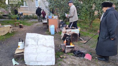 Понівечені будинки та їжа на вогнищі: як живе Лиман після деокупації — фото Понівечені будинки та їжа на вогнищі: як живе Лиман після деокупації — фото
