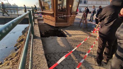 Бруківка провалилась на площі Театральній в Ужгороді Бруківка провалилась на площі Театральній в Ужгороді