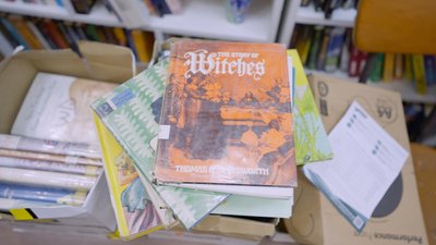 Волонтери передали кілька сотень книг розбомбленій бібліотеці у Чернігові