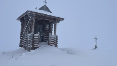 Сніг та обмежена видимість. На горі Піп Іван у Карпатах температура повітря опустилася до 6° морозу