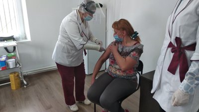 У селі Ярок на Ужгородщині розпочалась вакцинація від СOVID-19: щепили 10 людей