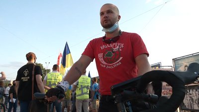 У Харкові громадянин Білорусі Євген Лобасенко виходить на мітинги підтримки протестів У Харкові громадянин Білорусі Євген Лобасенко виходить на мітинги підтримки протестів