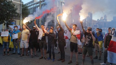 «Жыве Беларусь!». У Дніпрі провели акцію на підтримку білоруського народу – фоторепортаж