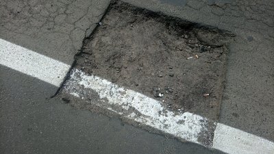Розмітка у ямах на вулиці Грушевського в Ужгороді: що кажуть водії і виконавець робіт Розмітка у ямах на вулиці Грушевського в Ужгороді: що кажуть водії і виконавець робіт