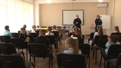 Урок у костюмі регулювальника: у Черкасах школярі вчили правила дорожнього руху Урок у костюмі регулювальника: у Черкасах школярі вчили правила дорожнього руху