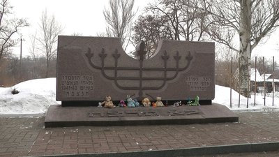 "Дітей кидали в ями живими", — родичі розстріляних у Запоріжжі євреїв поділилися спогадами