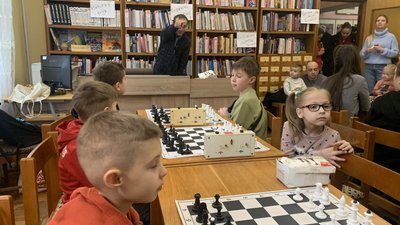 В Ужгороді студент із вадами зору навчає дітей гри у шахи В Ужгороді студент із вадами зору навчає дітей гри у шахи