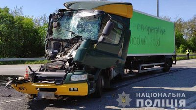 На Рівненщині вантажівка в'їхала у ваговоз із цеглою. Є травмований На Рівненщині вантажівка в'їхала у ваговоз із цеглою. Є травмований