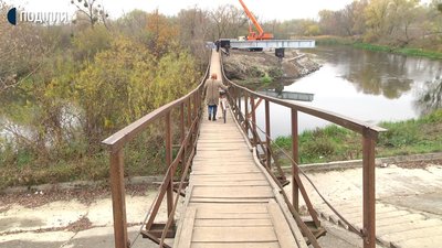 Новий пішохідний міст збудують поряд зі старим. Фото: Суспільне Поділля Новий пішохідний міст збудують поряд зі старим. Фото: Суспільне Поділля