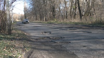 Маневри між ямами: на Черкащині дорога до Холодного Яру потребує ремонту