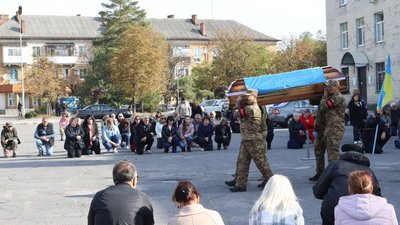На Кіровоградщині попрощалися з військовим Сергієм Смоляром На Кіровоградщині попрощалися з військовим Сергієм Смоляром