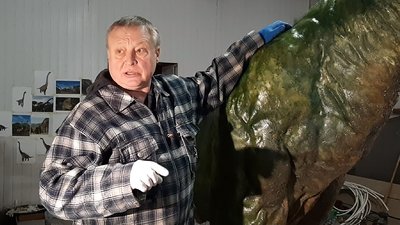 Рівненський майстер Віктор Гайбонюк та його робота – майже триметровий брахіозавр. Рівненський майстер Віктор Гайбонюк та його робота – майже триметровий брахіозавр.